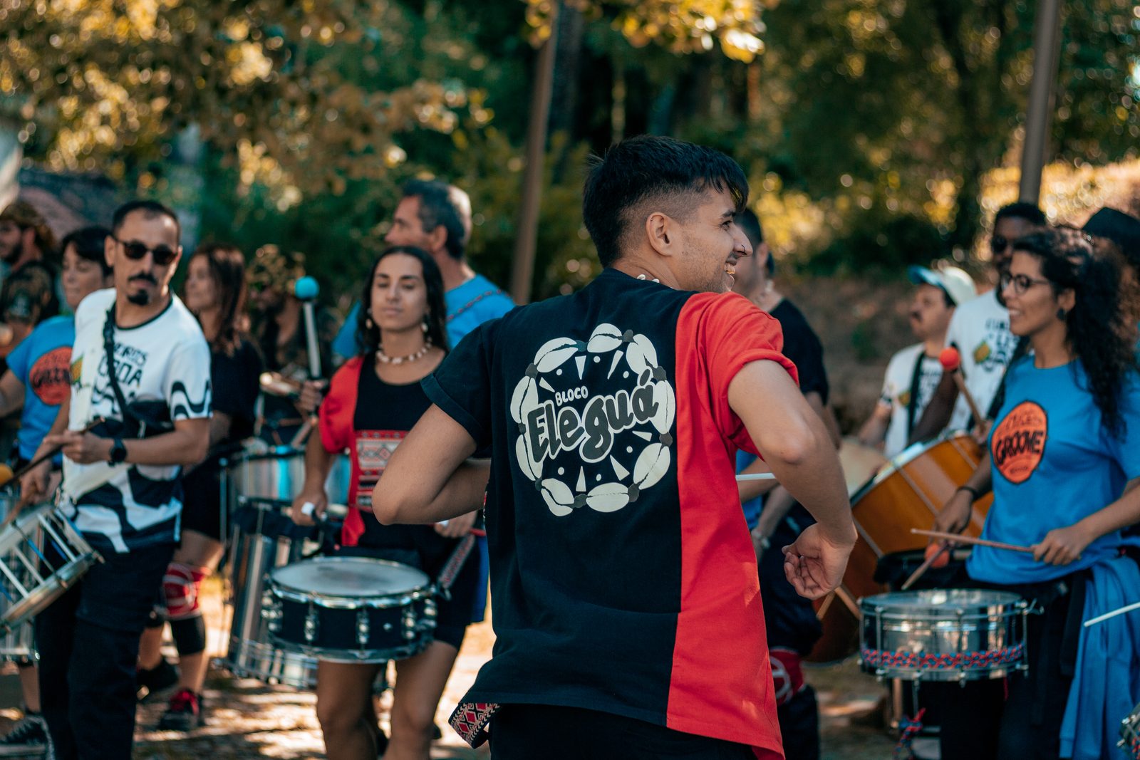 Componente de Bloco Eleguá bailando en un encuentro de batucadas